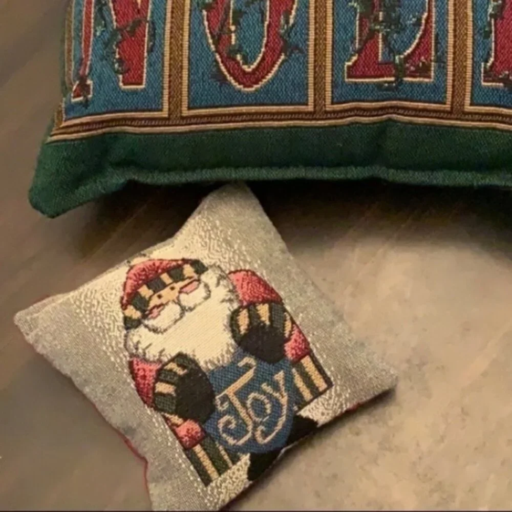 SET OF TWO HOLIDAY PILLOWS